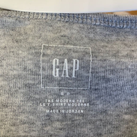 Gap Tops - Picture 3 of 6